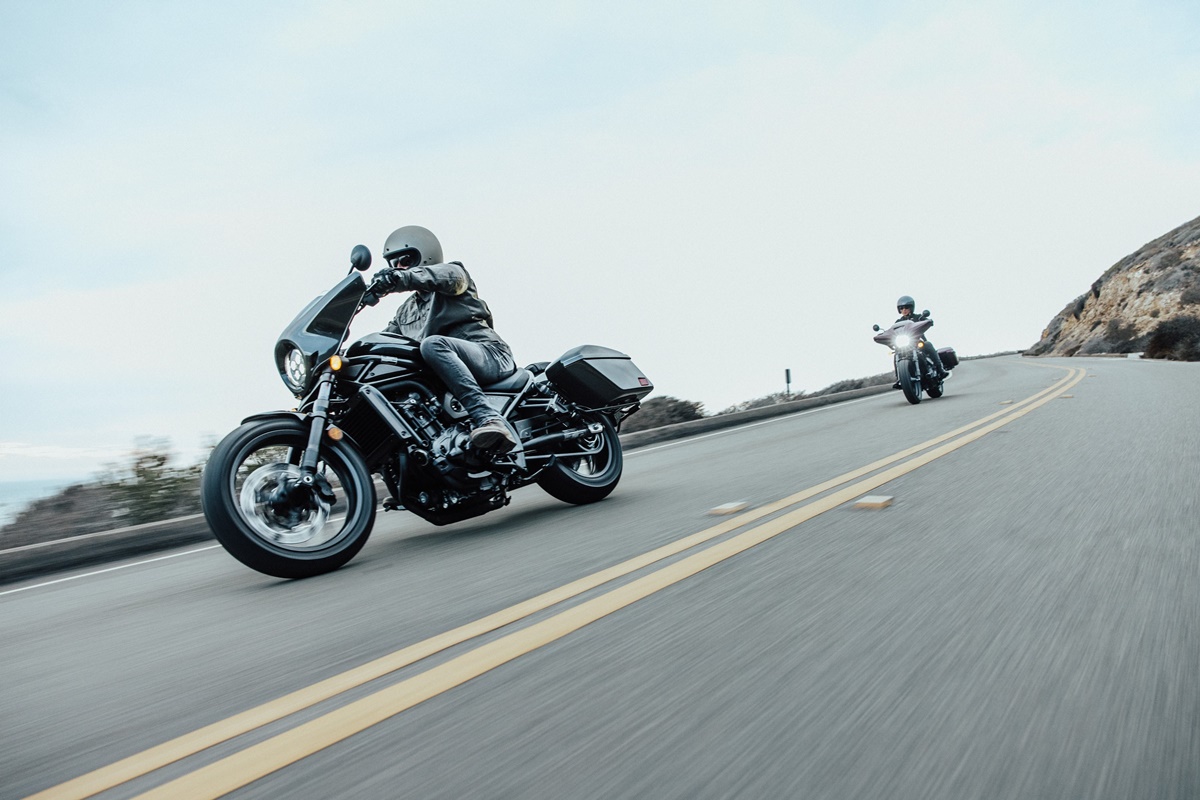 Honda CMX1100T Rebel 2023 en acción
