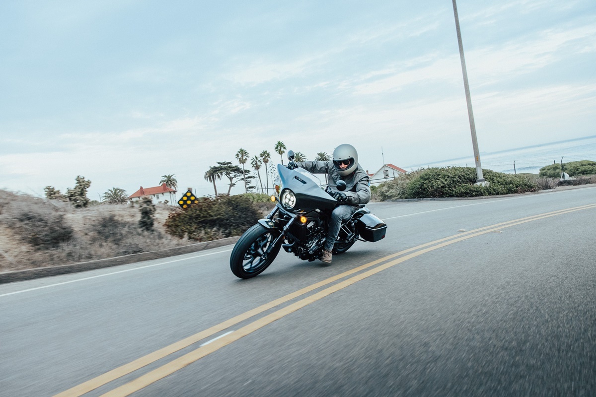 Honda CMX1100T Rebel 2023 en acción