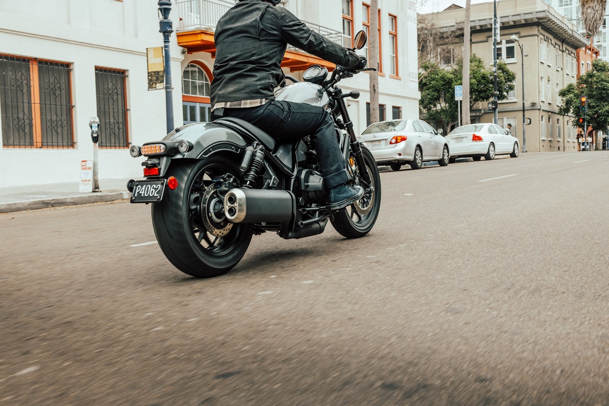 Honda CMX1100 Rebel 2023 en acción