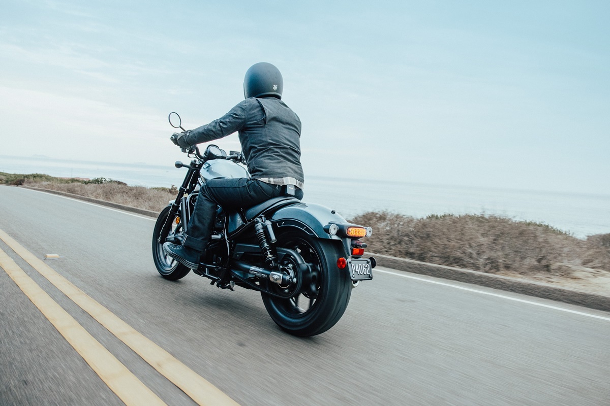 Honda CMX1100 Rebel 2023 en acción