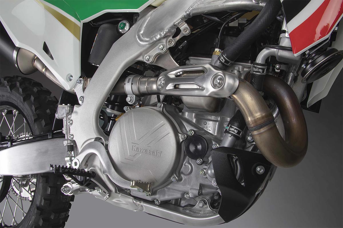 En el motor se puede distinguir perfectamente el logo de Kawasaki