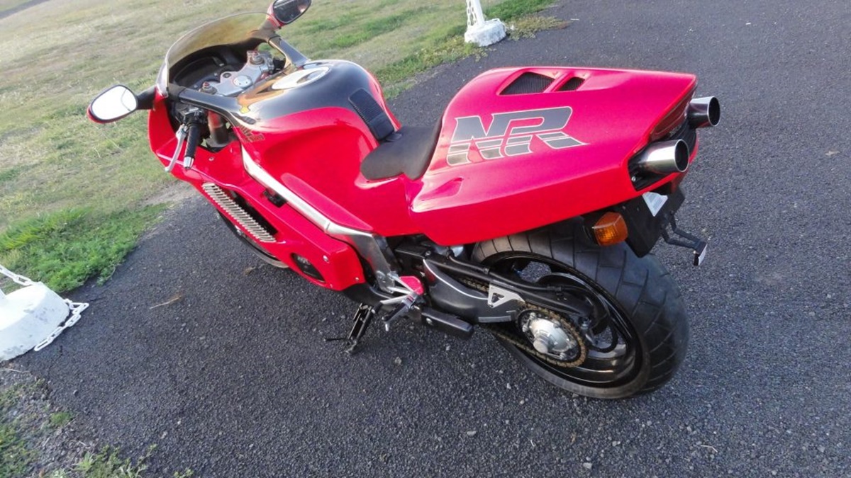 Honda NR 750 de 1994 vista trasera