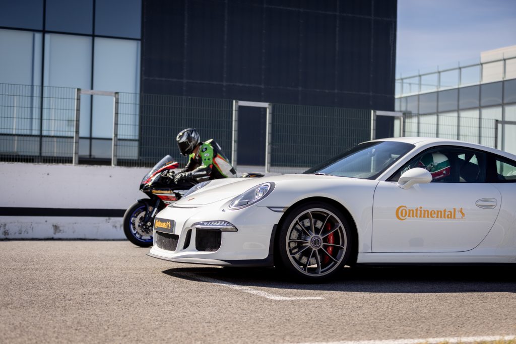 También vimos un duelo Porsche Taycan frente a una Yamaha R1