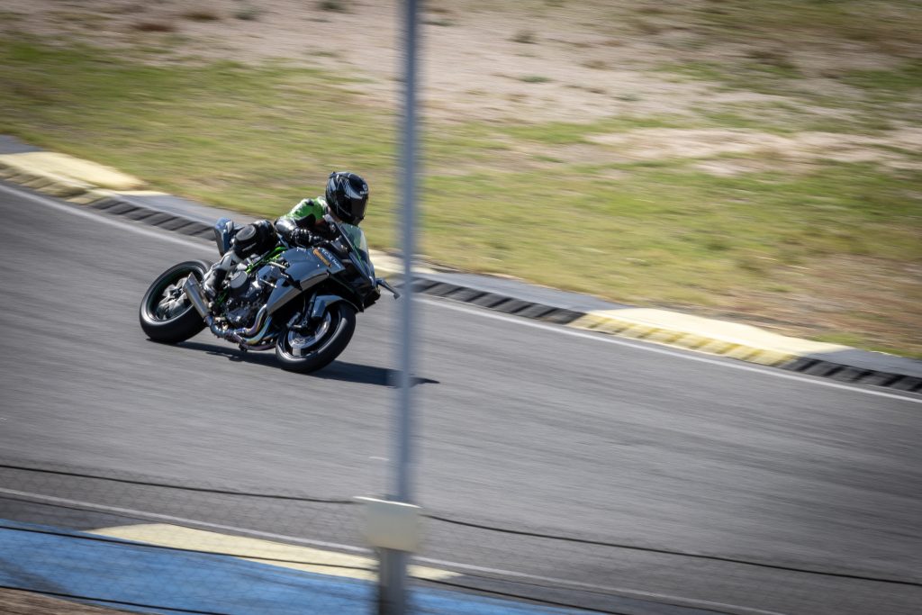 Aunque en la curva el coche tiene ventaja, en conjunto las motos fueron más rápidas