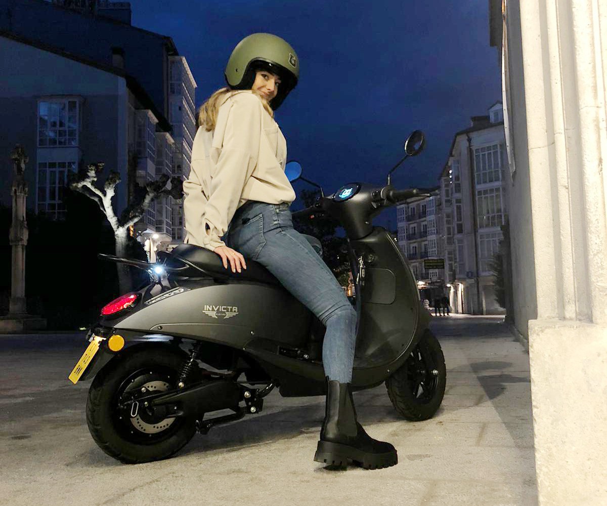 El Invicta Quazzar es el e-scooter de inspiración clásica de la marca