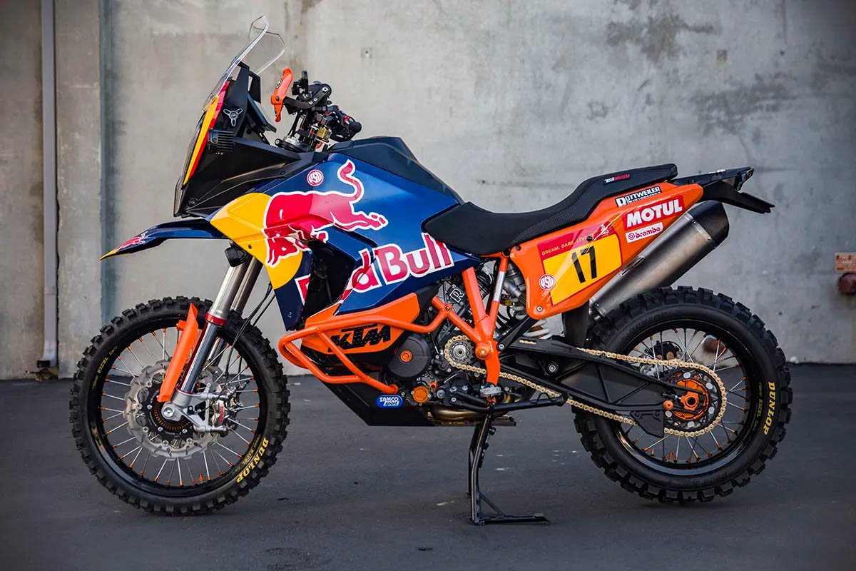 La moto replica la estética de las KTM del Dakar de 2022