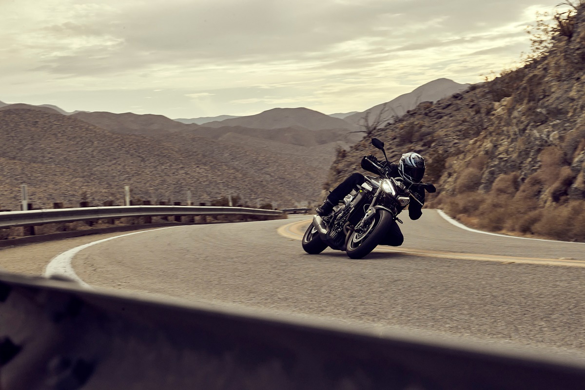 Triumph Street Triple R 2023 en acción