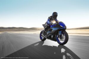 Yamaha YZF-R7 2023 Icon Blue en acción