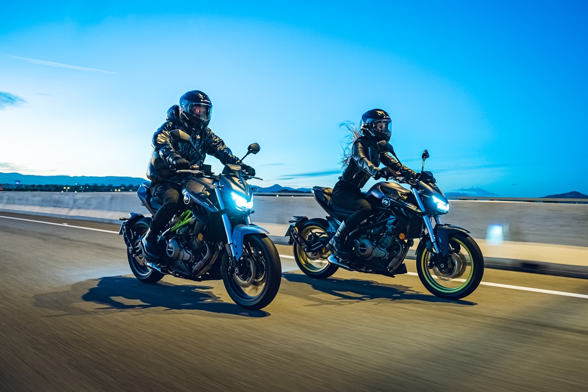 QJMotor SRK 400 2023 en acción