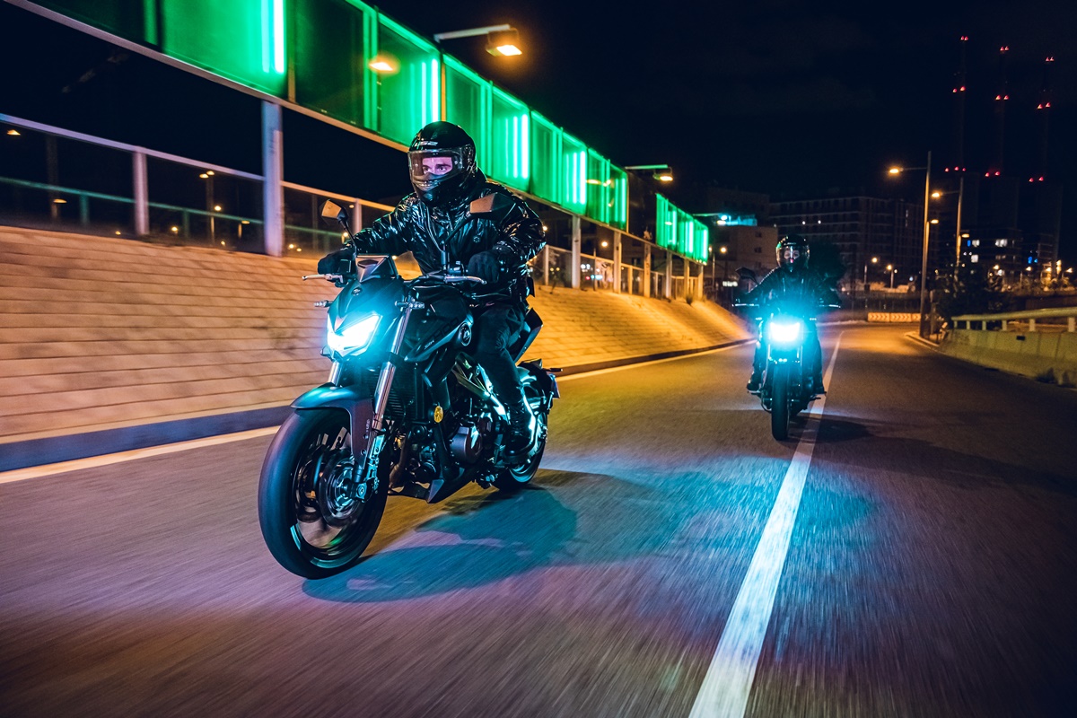 QJMotor SRK 400 2023 en acción