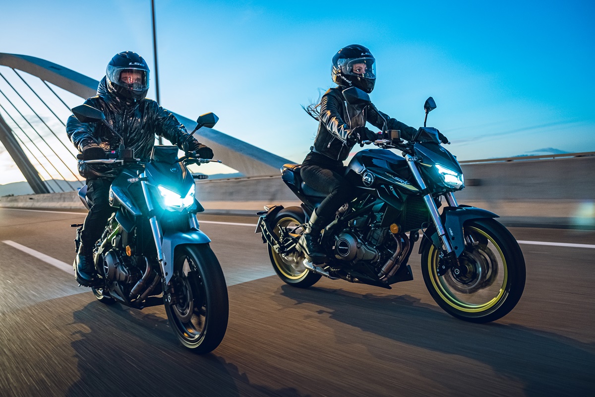 QJMotor SRK 400 2023 en acción