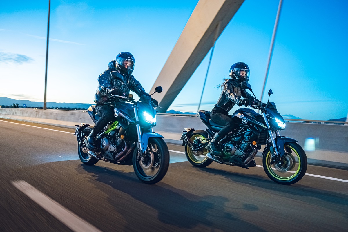 QJMotor SRK 400 2023 en acción