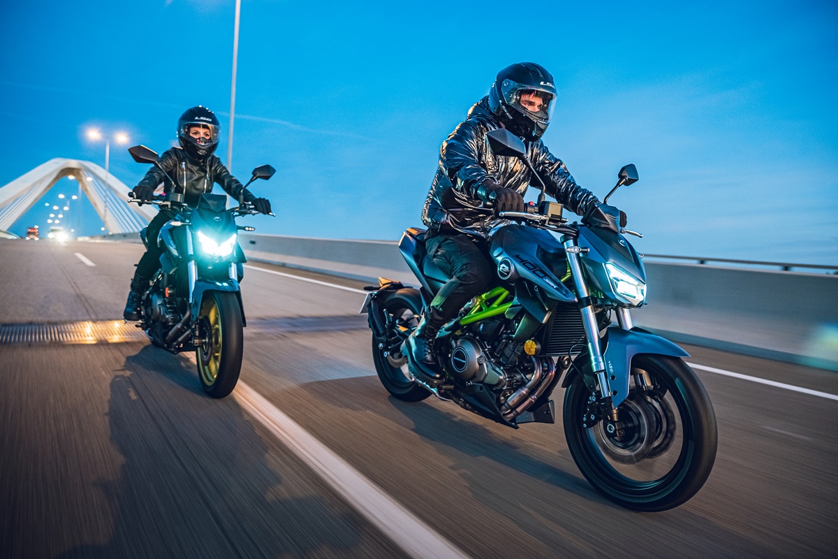 QJMotor SRK 400 2023 en acción