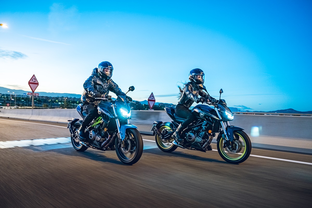 QJMotor SRK 400 2023 en acción