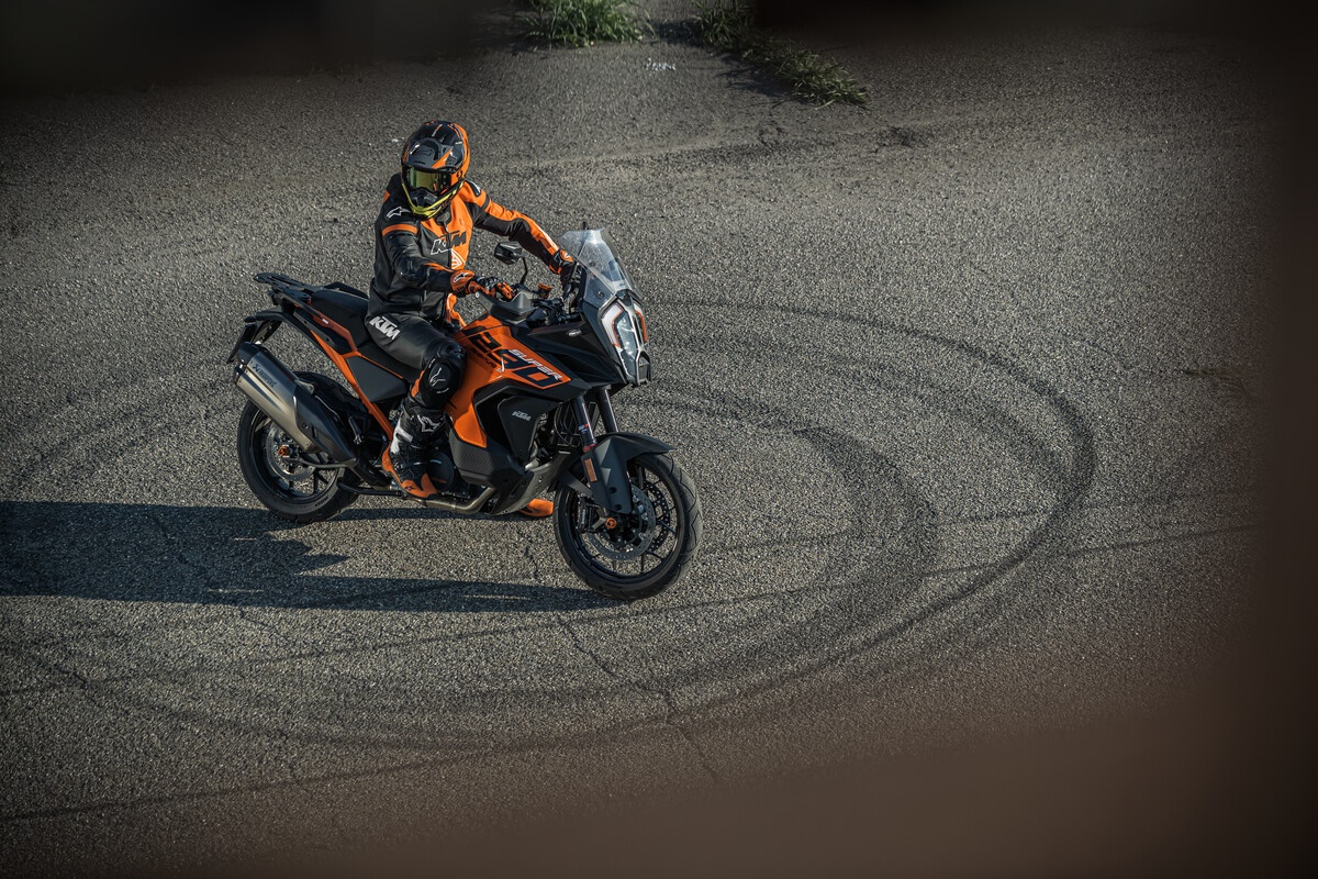 KTM 1290 Super Adventure S 2023 en acción