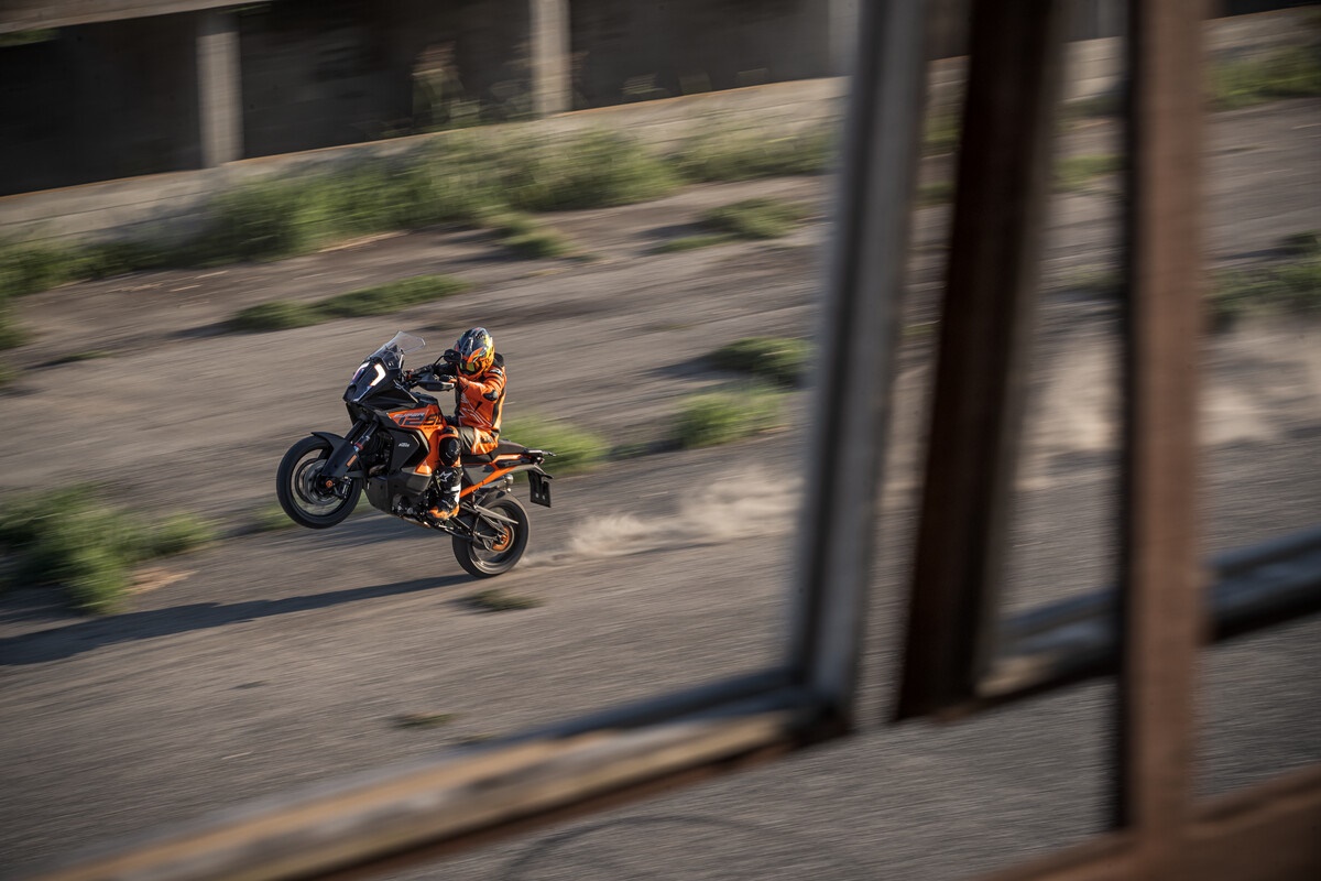 KTM 1290 Super Adventure S 2023 en acción