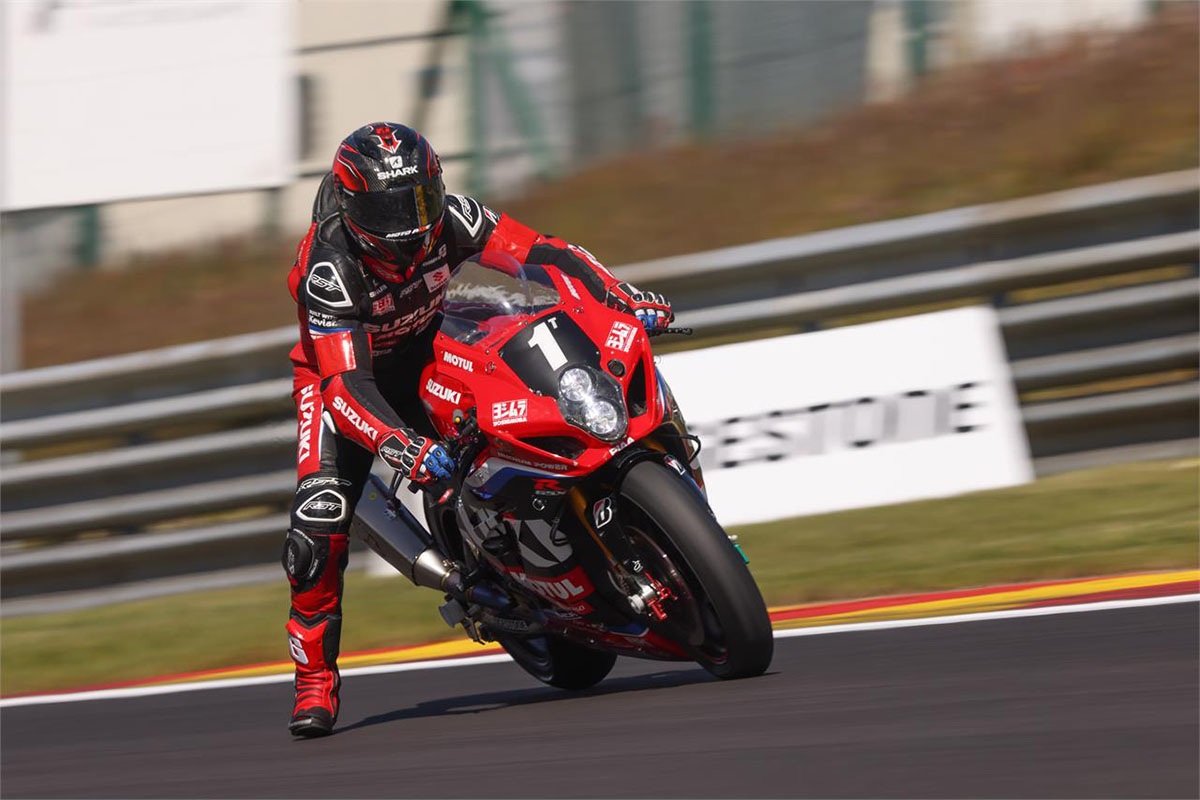 La reducción en frenada ayuda a meter la moto en curva, si se hace bien...
