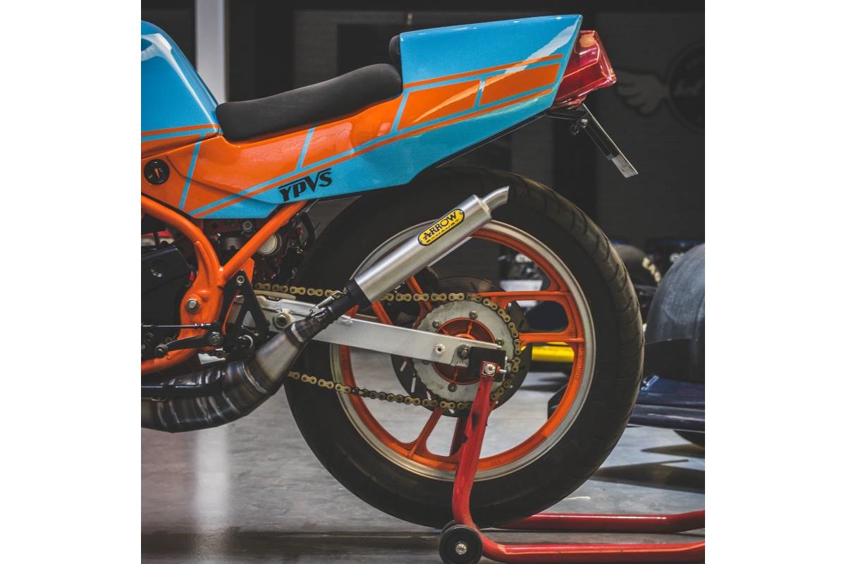 Yamaha RD350 #BOLT23 en detalle