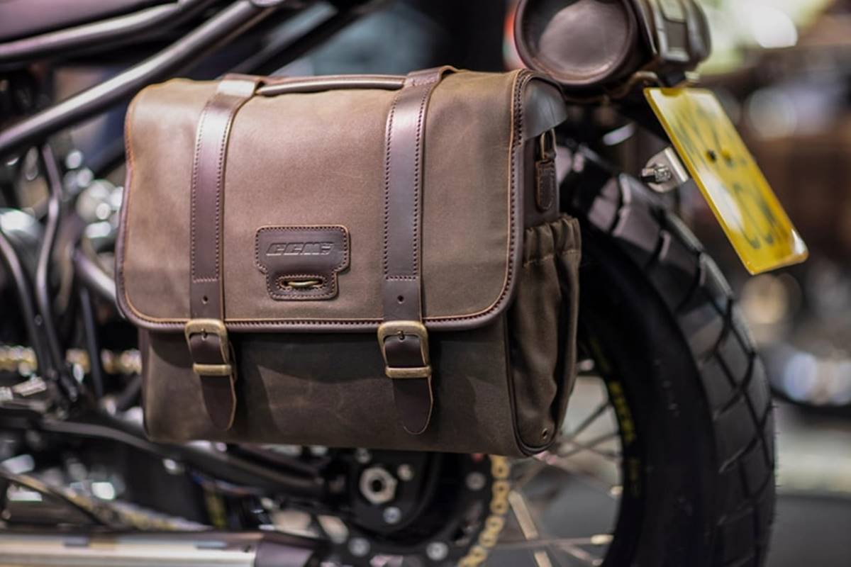 Está equipada con un juego de alforjas laterales de cuero