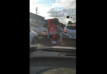Una pequeña cabeza saliendo por el cajón delató a Horacio