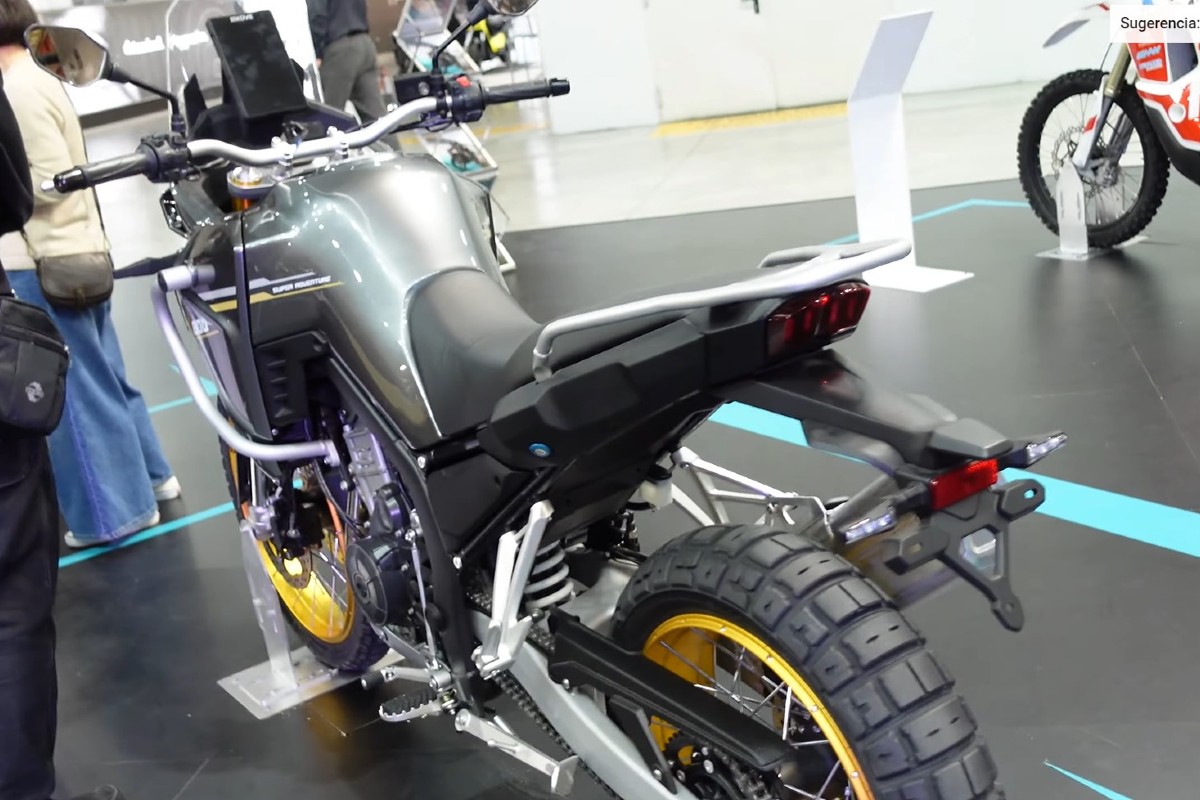 El diseño general de la moto nos recuerda a la Honda Africa Twin