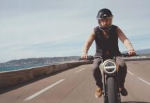 La moto tiene un claro toque retro