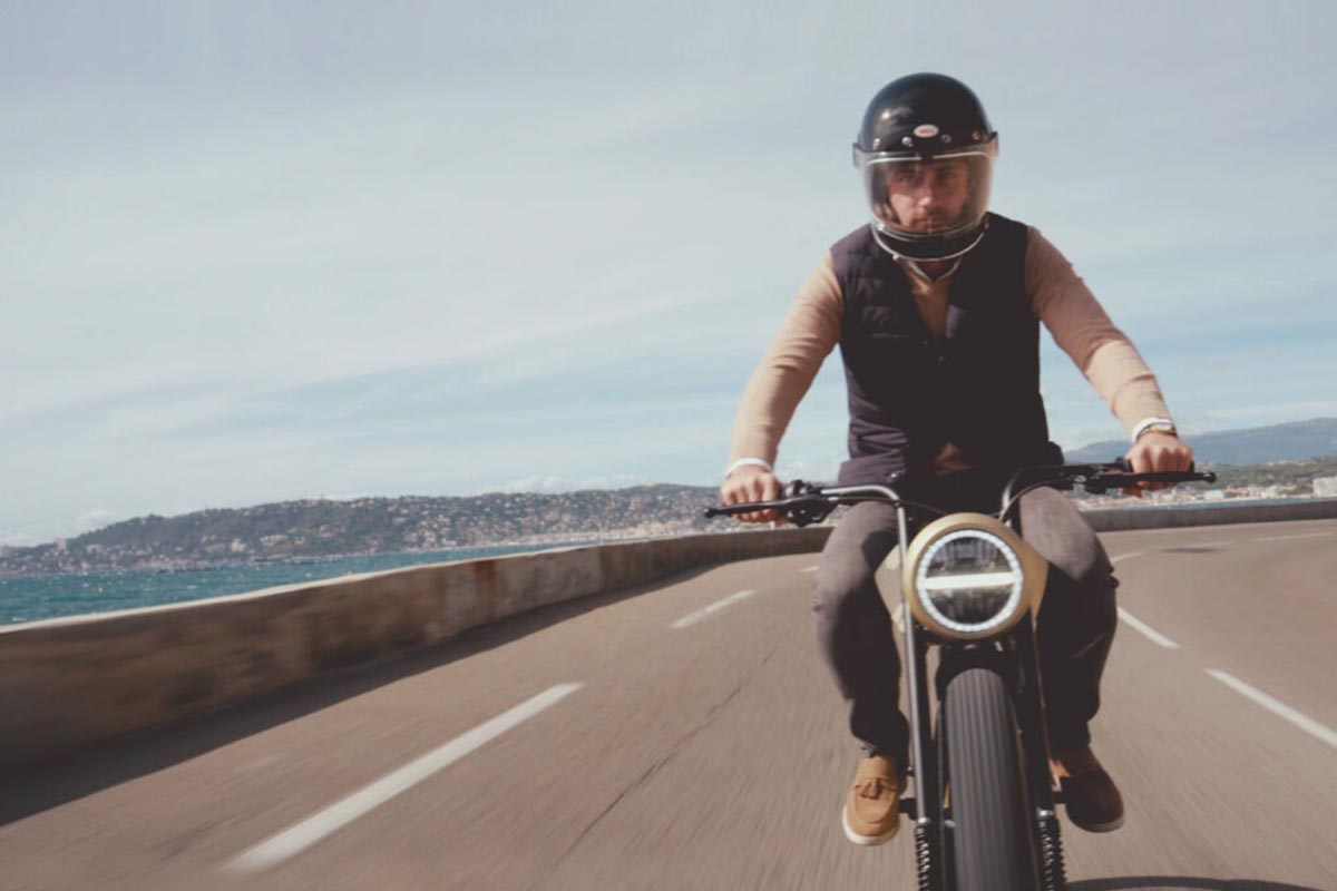 La moto tiene un claro toque retro