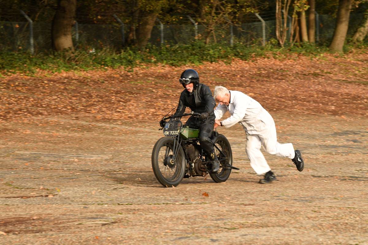 Probando la Rudge V-Twin tras su restauración