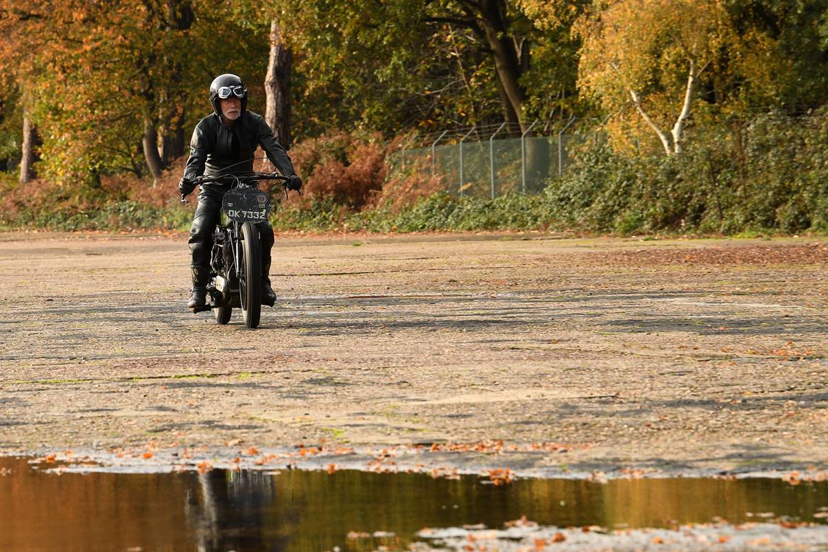 Probando la Rudge V-Twin tras su restauración