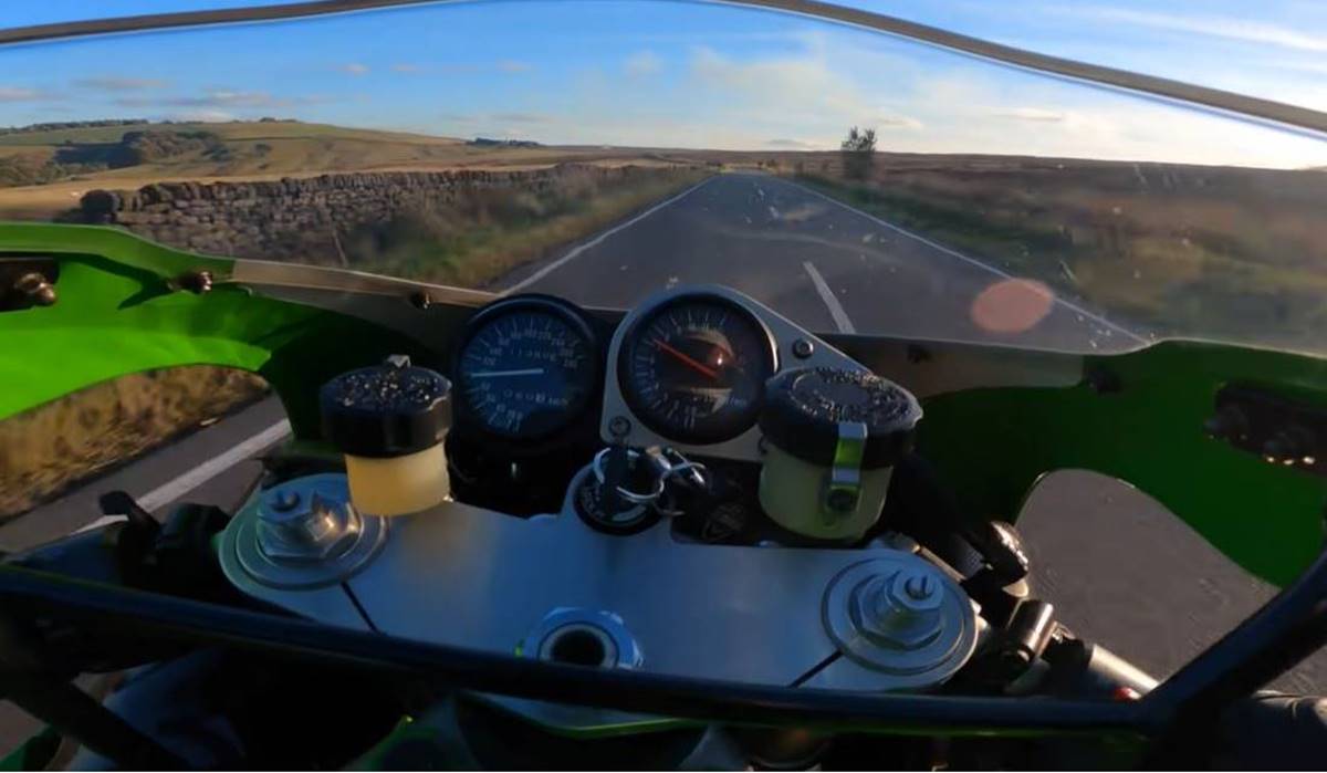 Kawasaki ZX-7RR en acción