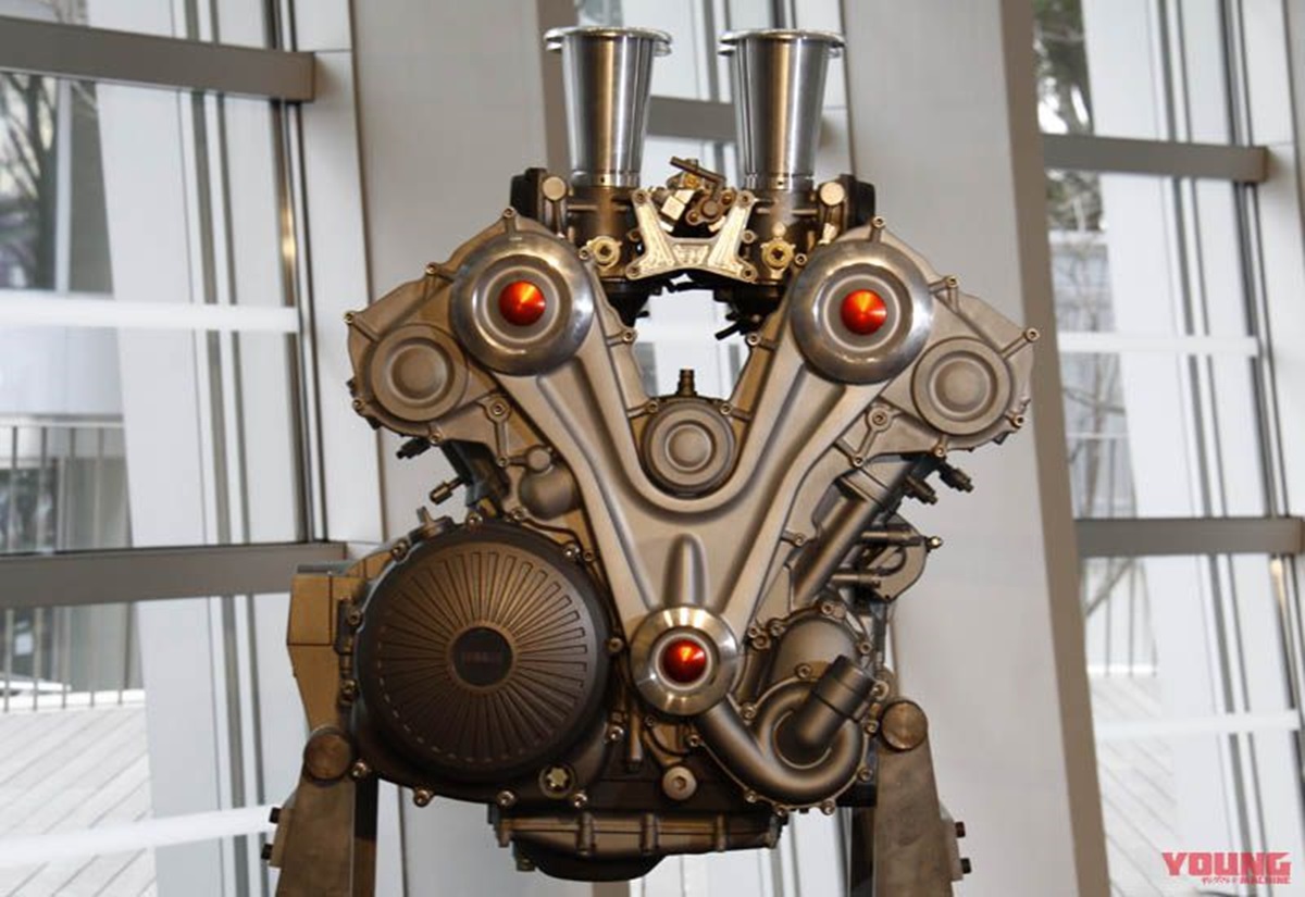Motor exhibido en forma de escultura en el Salon de Tokio de 2001