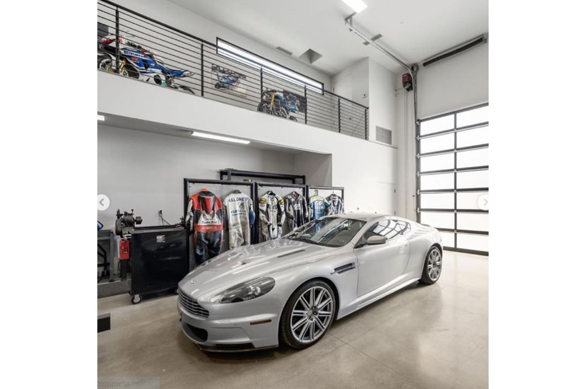 Aston Martin dentro del garaje de la casa