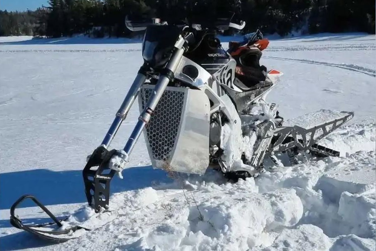 Aprilia Tuono V4 reconvertida en moto de nieve