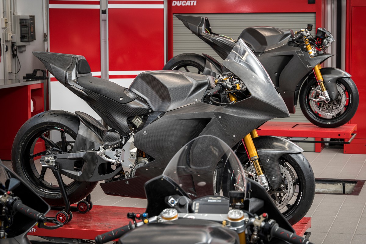 La Ducati V21L tiene un peso total de 225 kg