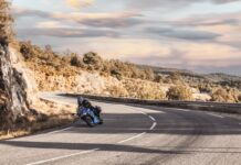 Suzuki GSX-S1000GT 2023 en acción
