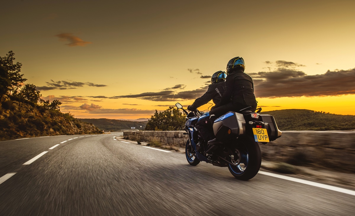 Suzuki GSX-S1000GT 2023 en acción