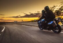Suzuki GSX-S1000GT 2023 en acción