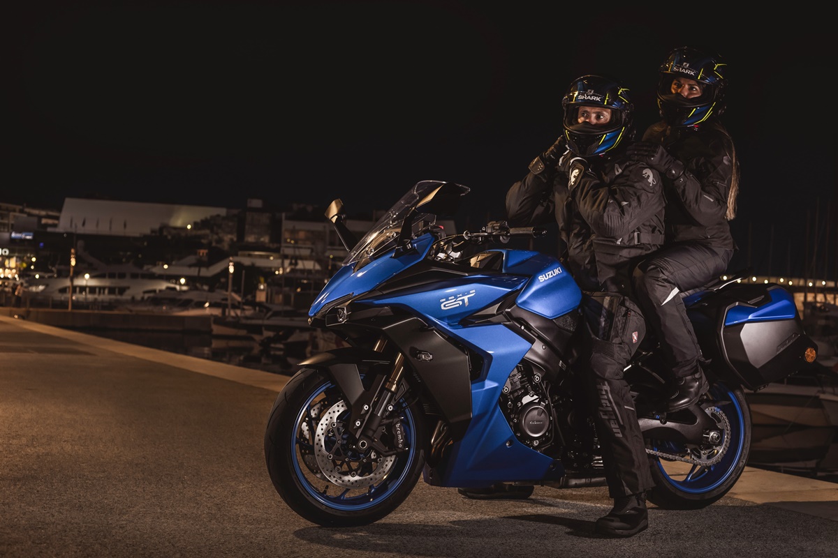 Suzuki GSX-S1000GT 2023 en acción