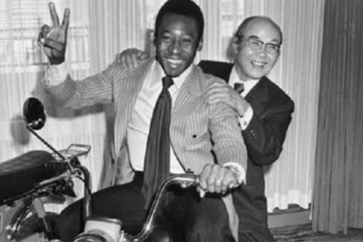 Sohichiro Honda junto a Pelé en una divertida imagen