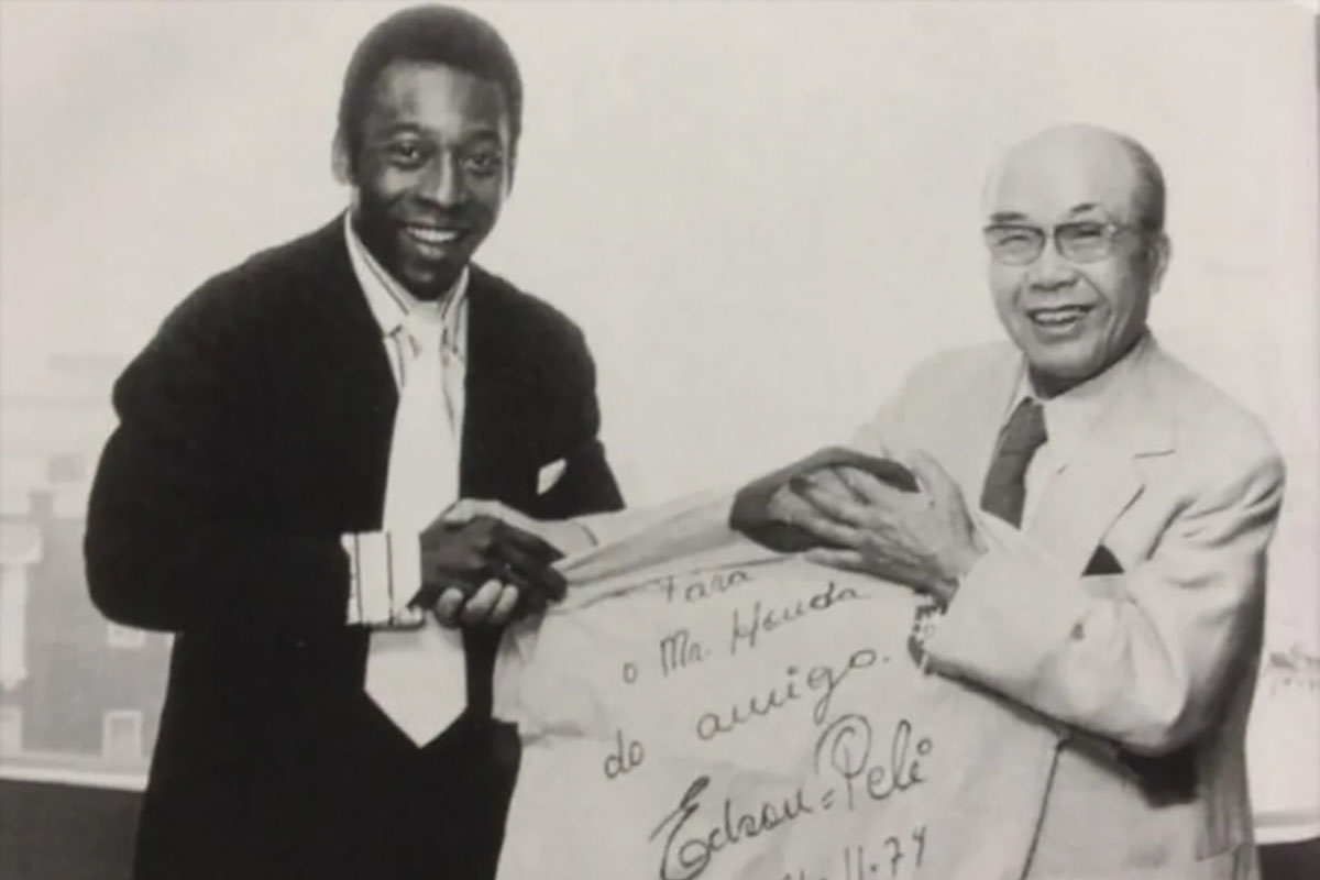 Pelé junto a Sohichiro con una camiseta que a día de hoy alcanzaría un precio desorbitado