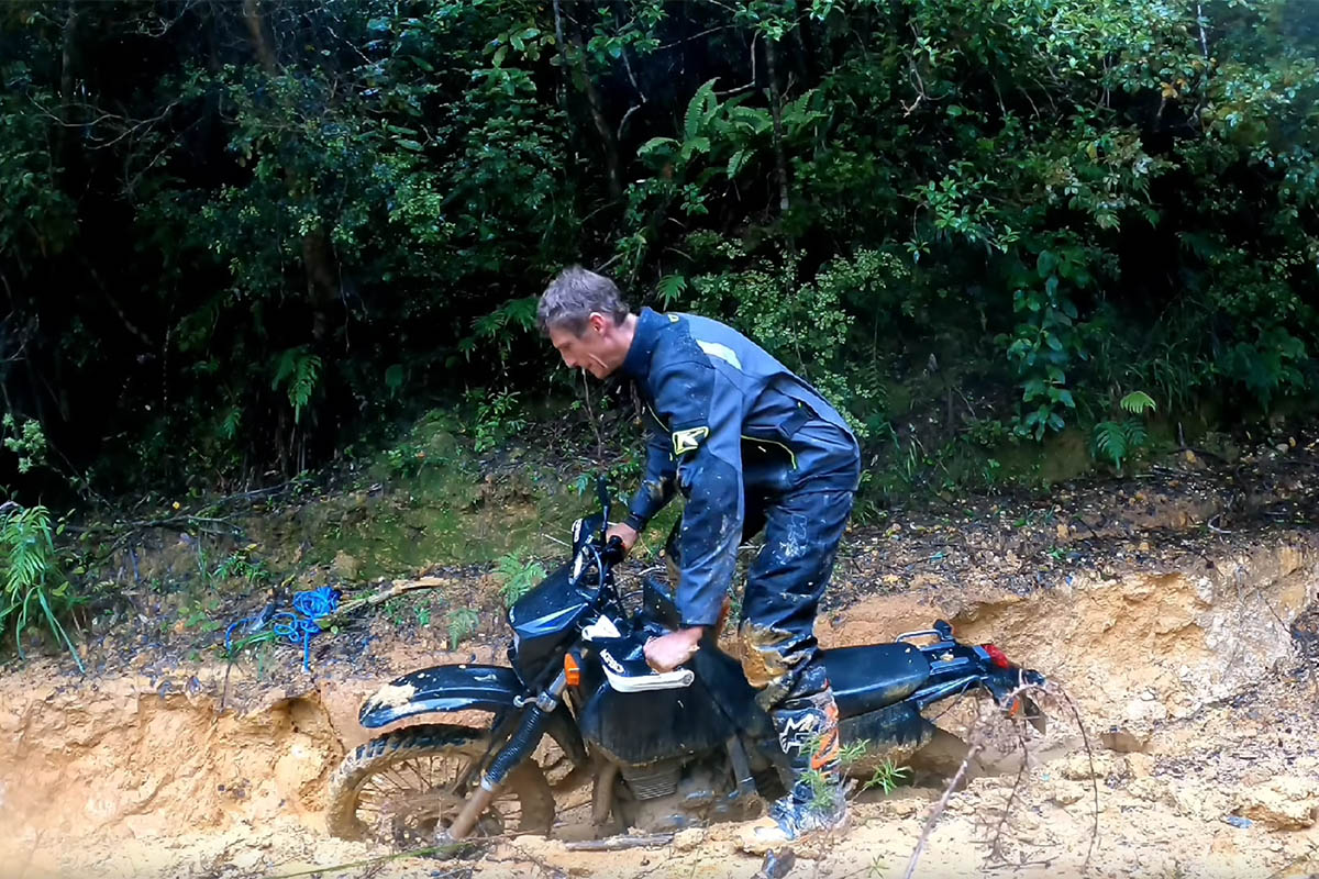 Sacarla con el motor es muy complicado, porque la rueda trasera tenderá a escarbar