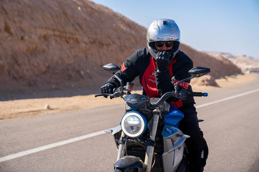 Hay un nuevo récord del mundo de viaje en moto eléctrica ¡12.749 kilómetros!