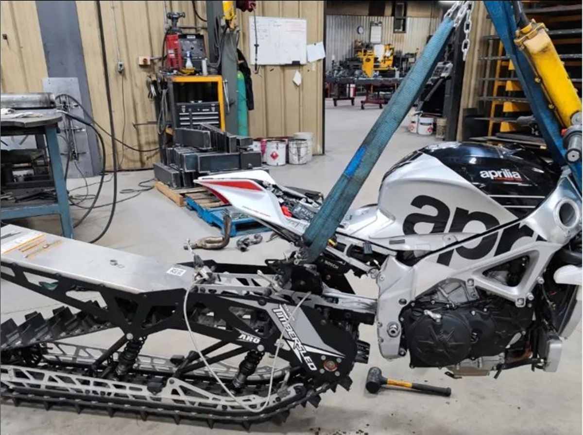 Aprilia Tuono V4 reconvertida en moto de nieve