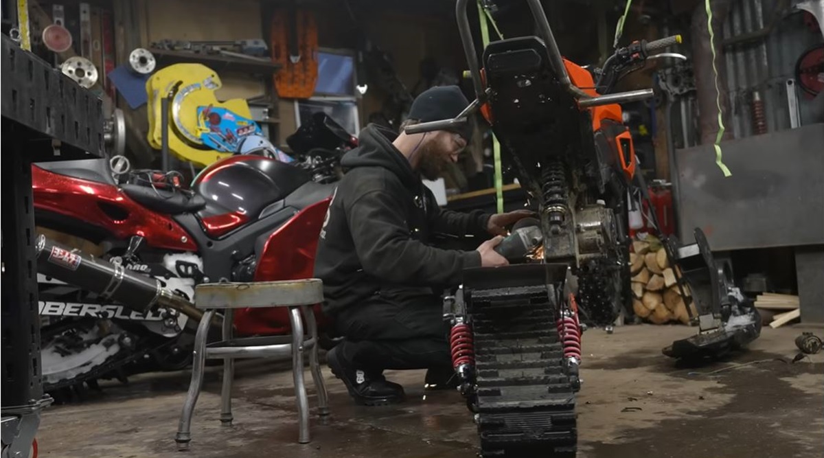 Honda Grom reconvertida a moto de nieve