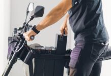 Cuenta con la posibilidad de montar hasta tres baterías intercambiables