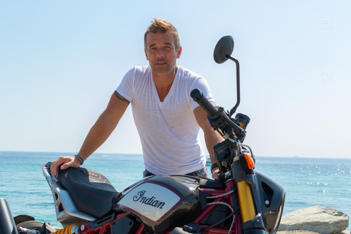 Sebastien Loeb junto a una Indian FTR