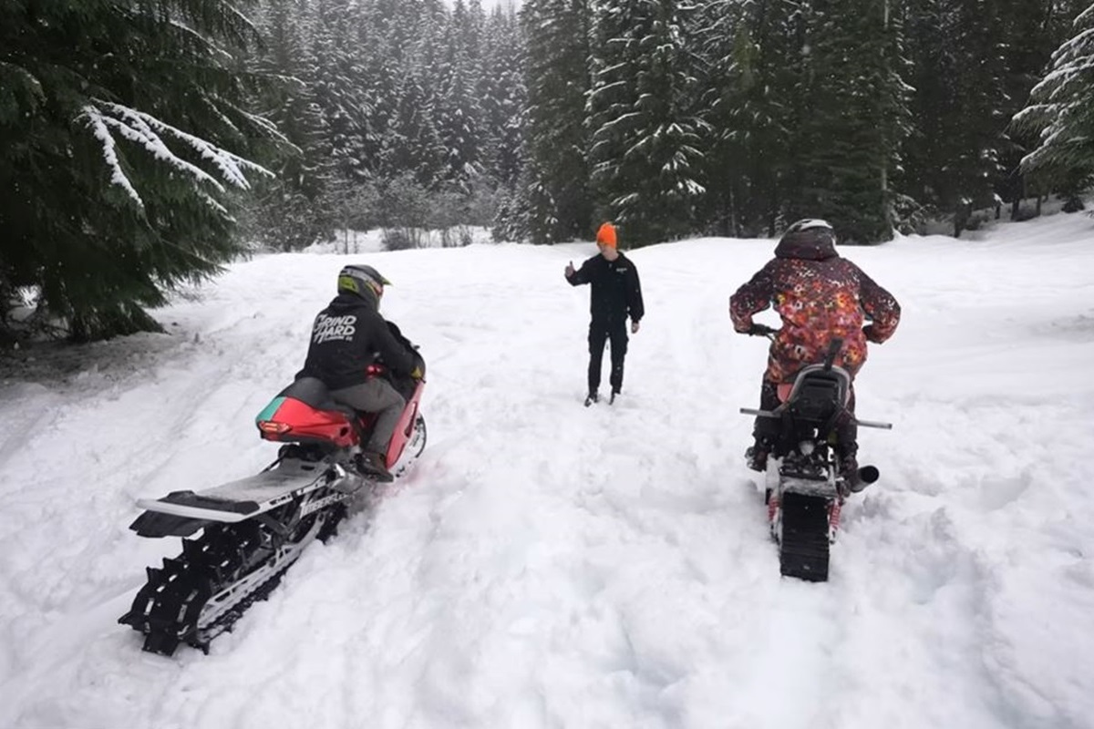Honda Grom reconvertida a moto de nieve