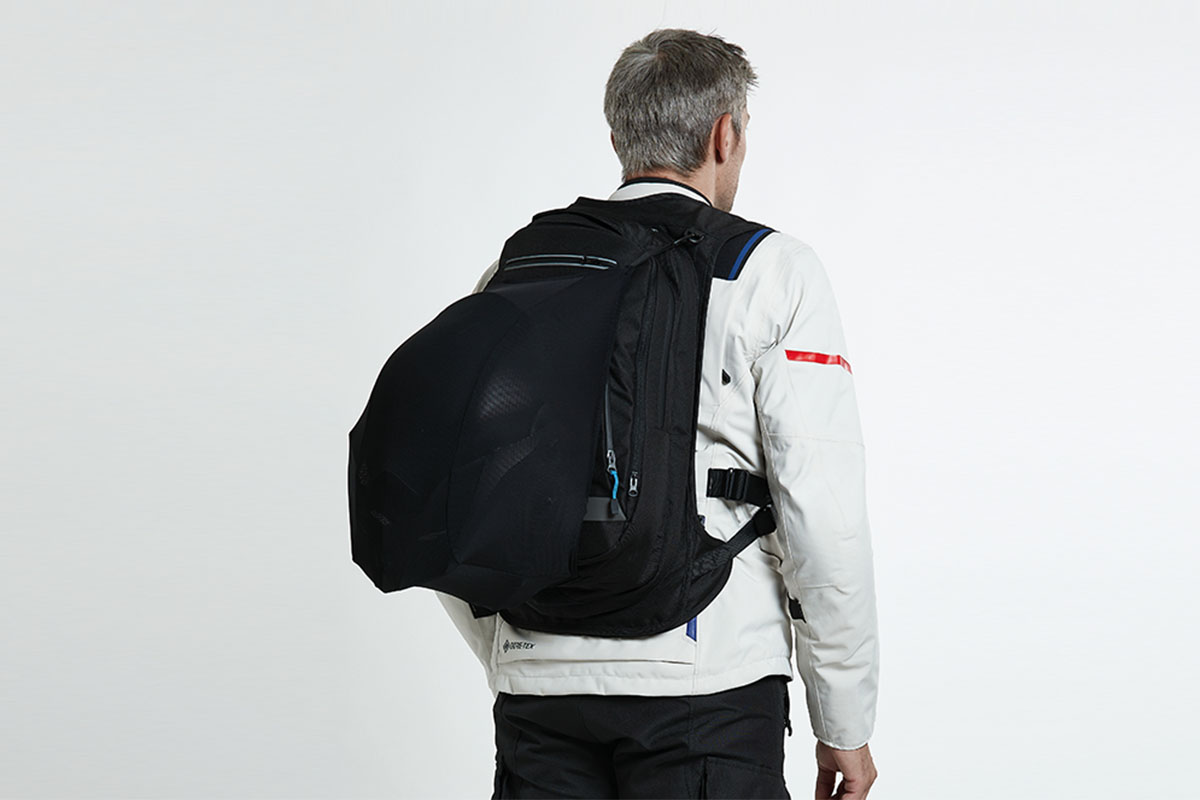 La mochila lleva incluso portacasco
