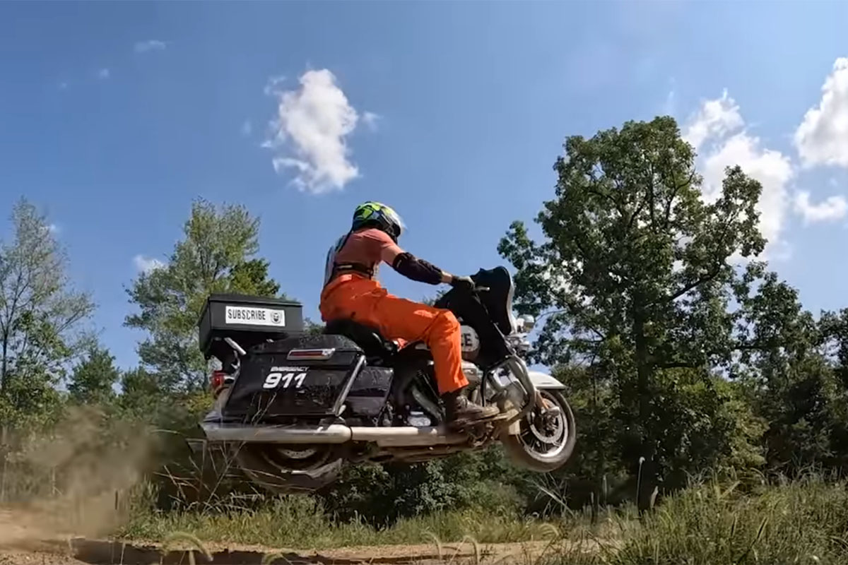 ¿Se puede hacer motocross con una Harley de policía? ¡Se puede!