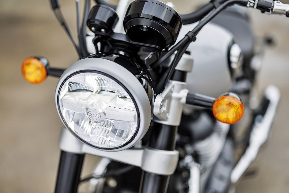 royal_enfield_super_meteor_650-17